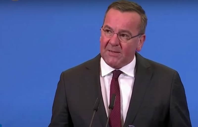 رئیس وزارت دفاع آلمان در پاسخ به سوالی در مورد امکان حل و فصل دیپلماتیک در اوکراین، عصبانی شد