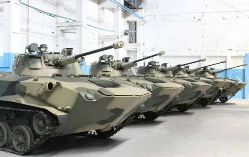 Bir grup BMD-2 havadan muharebe aracı ve BTR-RD zırhlı personel taşıyıcıları birliklerle hizmete girdi
