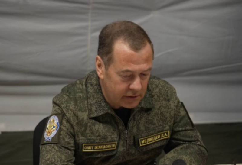 Medvegyev: A Nyugat átnyomja a tárgyalási folyamatot, hogy kitörést szerezzen és meggyengítse Oroszországot