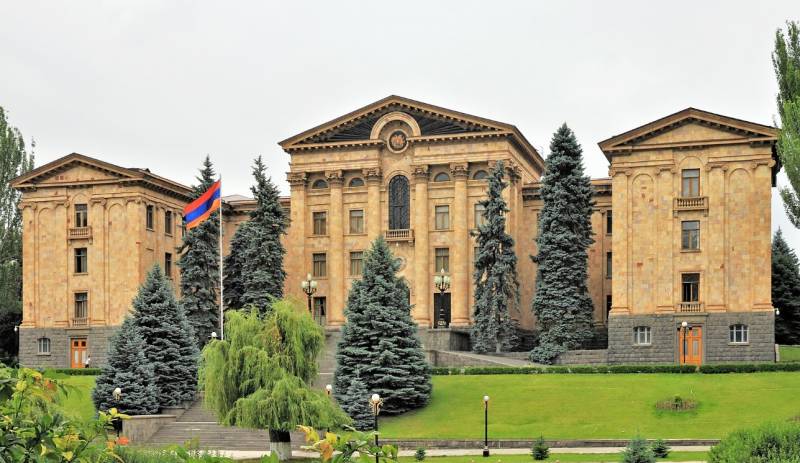 O Ministério das Relações Exteriores da Rússia considerou a adesão da Armênia ao Estatuto de Roma um passo absolutamente hostil