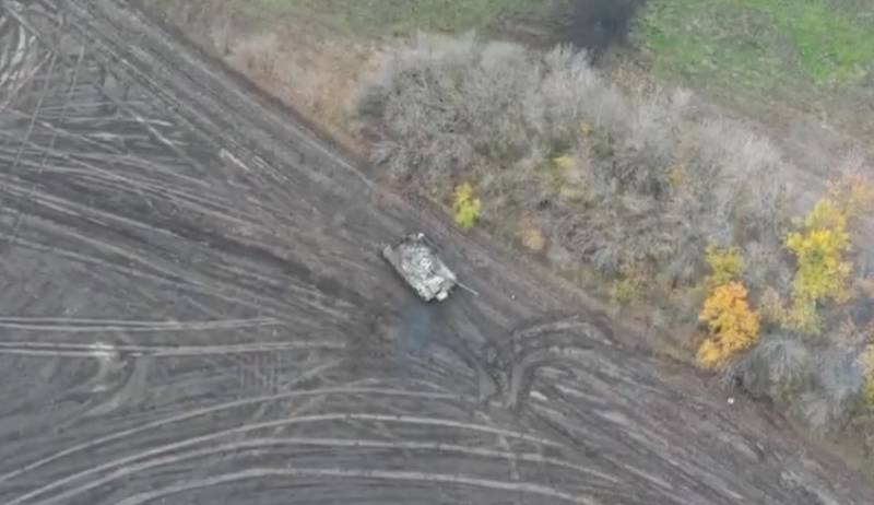Es wurden Aufnahmen eines russischen Panzers im Kampf gegen zwei Ukrainer veröffentlicht