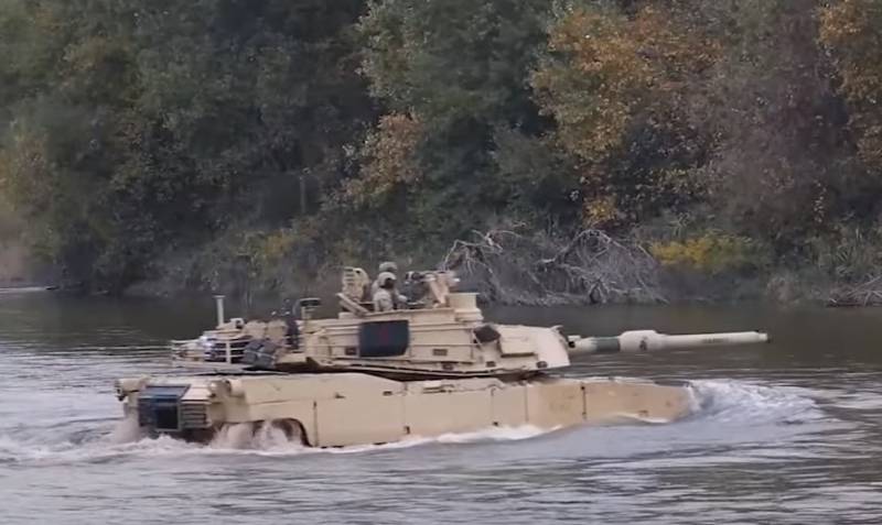 El tanque estadounidense M1A2 Abrams demuestra su capacidad para superar obstáculos de agua