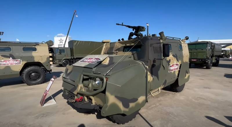 Imprensa ocidental: um carro blindado russo "Tiger-M" na versão "Mad Max" foi avistado na zona de batalha