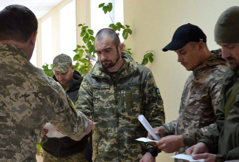 Ukrainan puolustusministeriö vaati, että kaikki asevelvolliset ilmoittautuvat itsenäisesti alueellisille rekrytointikeskuksille
