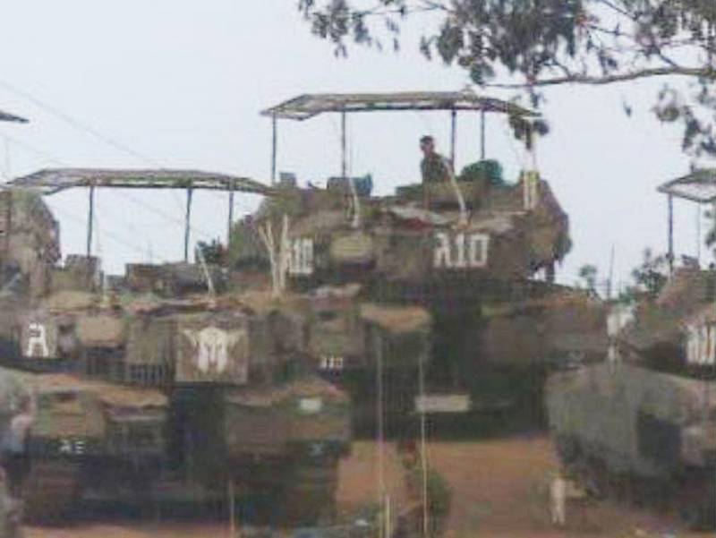 Ahora no hay tiempo para bromas: los tanques israelíes Merkava comenzaron a equiparse con marquesinas metálicas para protegerse contra los drones.