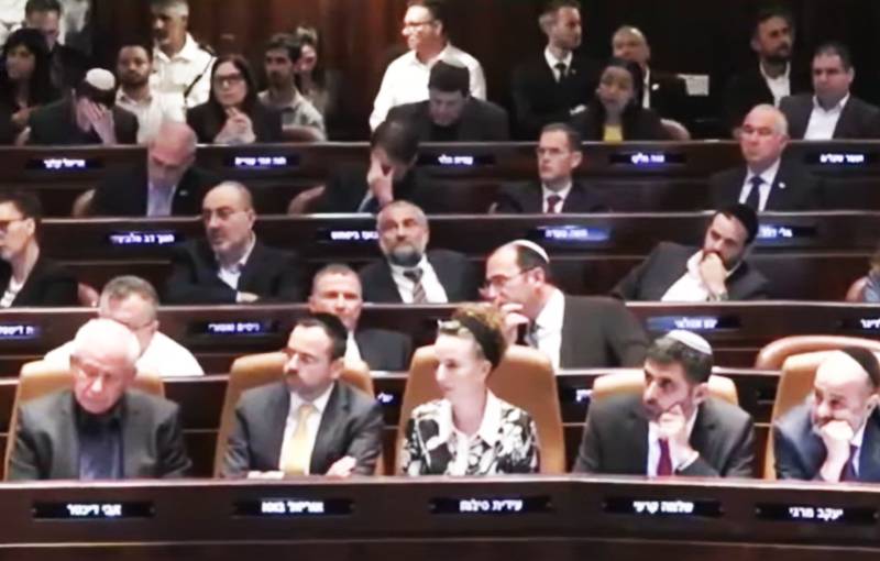 A reunião do parlamento israelense começou com um minuto de silêncio e foi interrompida por uma sirene de ataque aéreo