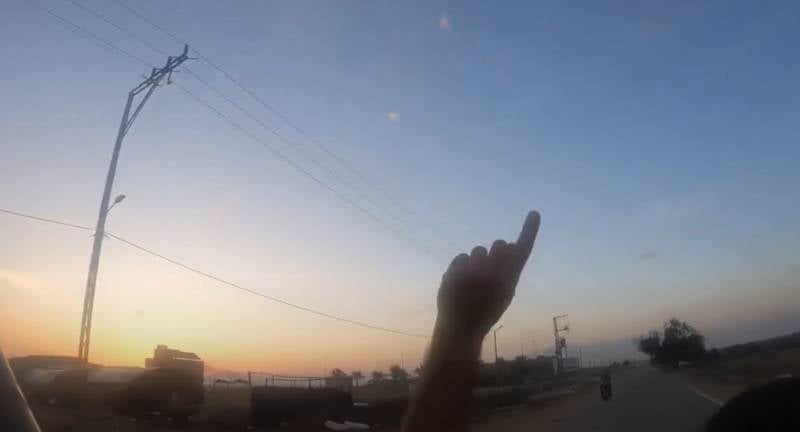 Σε μοτοποδήλατα και pickup: νέα πλάνα από τις πρώτες ώρες της επίθεσης της Χαμάς στο Ισραήλ που εμφανίστηκαν στο διαδίκτυο διαγράφηκαν από υπηρεσία δημοσίευσης βίντεο