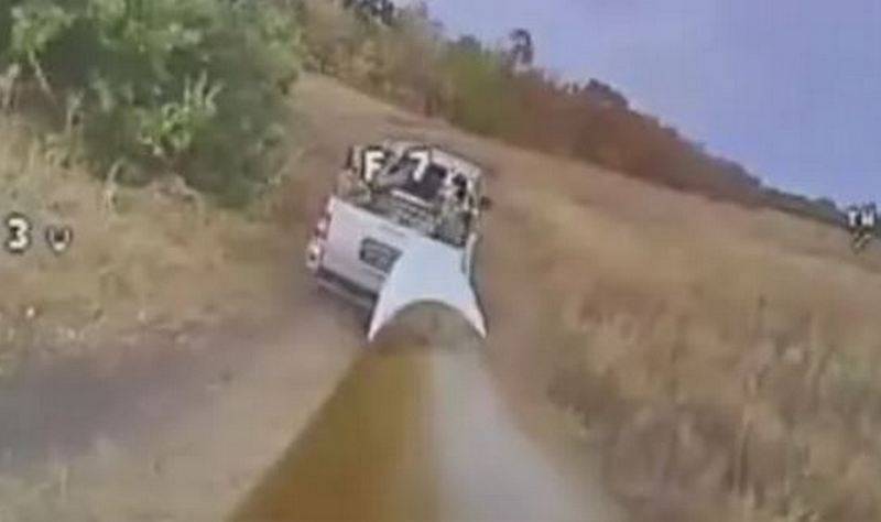 „Nem volt esély”: Az Ukrán Fegyveres Erők drónkezelője közzétett egy videót az interneten, amelyen egy elfogott ukránokat szállító orosz kisteherautó veresége látható.