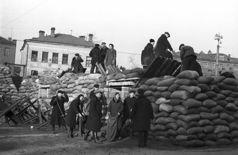 Luftwaffe baskınlarına hazırlık: Moskovalıların başkentin savunmasına paha biçilmez katkısı