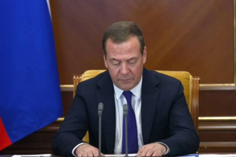Dmitri Medvedev: Presidentti päätti jatkaa Venäjän asevoimien kokoonpanoa sopimussotilailla vuoteen 2024 asti