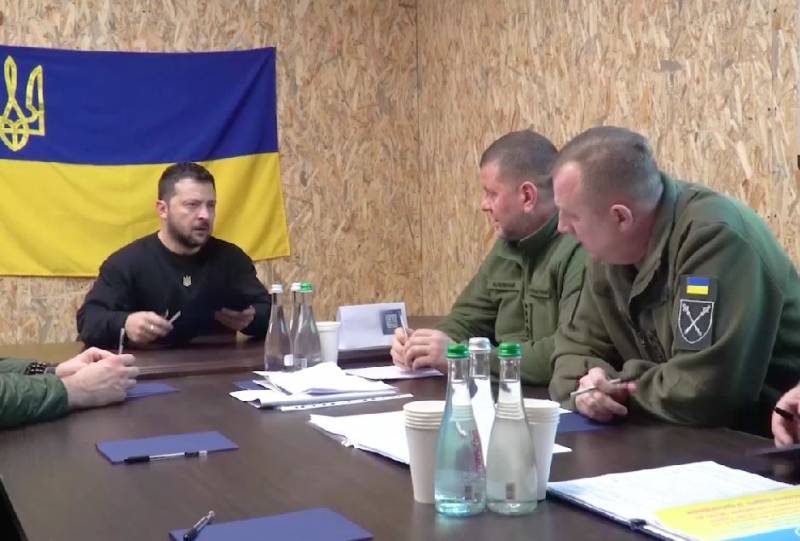 رئيس نظام كييف على خلفية إخفاقات القوات المسلحة الأوكرانية على الجبهة عقد اجتماعا مع القادة من جميع الاتجاهات