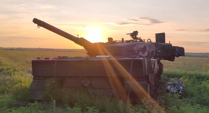 بجانب دبابة Leopard 2A4 المحترقة سابقًا في اتجاه زابوروجي، ظهر هيكل عظمي لدبابة أخرى ألمانية الصنع