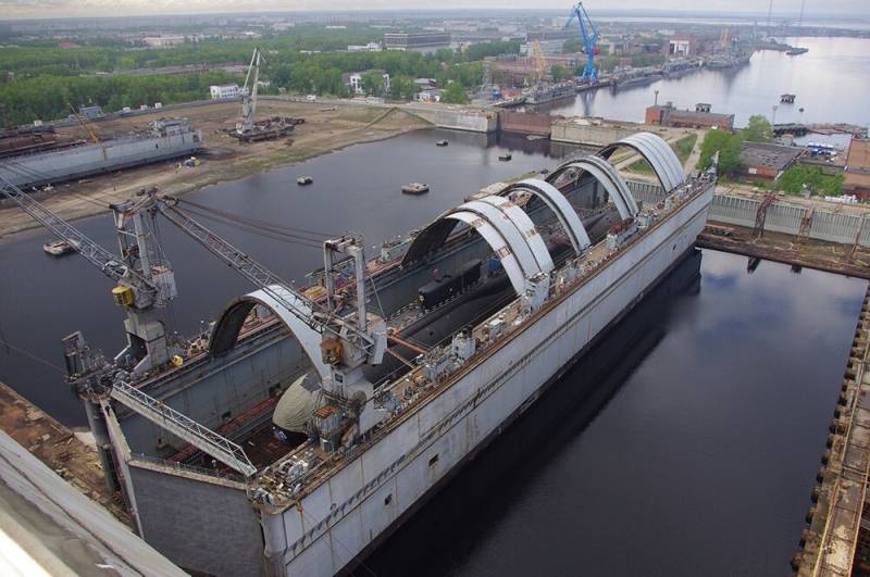 Sevmash ha comenzado la construcción de un nuevo muelle flotante para sacar los submarinos nucleares del cobertizo para botes.