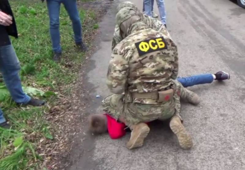 Kuzbass에서 FSB 장교는 우크라이나 "사이버 부대"에 적극적으로 참여한 참가자를 구금했습니다.