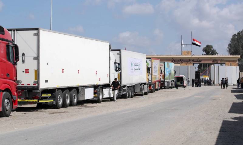 După două săptămâni de blocaj complet, primele camioane cu ajutor umanitar au intrat în Gaza