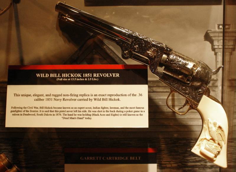 Hickok이 선택한 무기는 Colt 1851 Navy Model 캡 리볼버 한 쌍이었습니다. 아이보리색 손잡이와 니켈 도금 마감 처리가 되어 있었습니다. Wild Bill은 손잡이가 벨트 나 벨트 (평상복을 입을 때) 앞쪽으로 리볼버를 들고 다녔으며 홀스터를 거의 사용하지 않았습니다. 그는 "역"또는 기병 방식으로 권총을 꺼냈습니다.