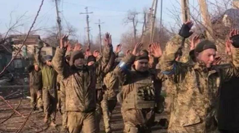 सैन्य संवाददाता ने यूक्रेनी कैदियों की संख्या में वृद्धि के कारणों के बारे में बात की