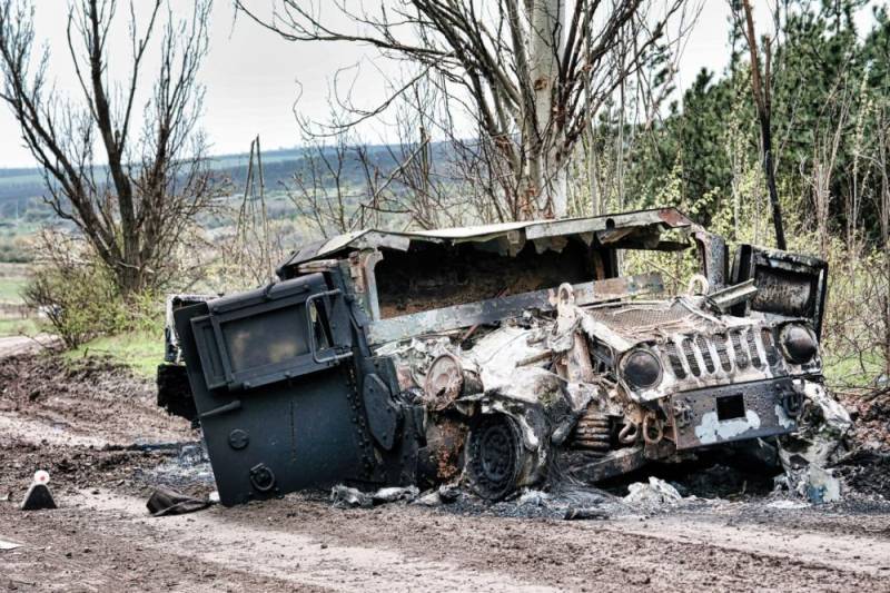 乌克兰武装部队一辆悍马车在扎波罗热方向被毁的镜头被摄像机捕捉到