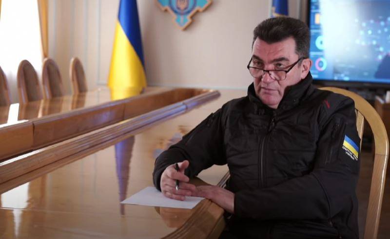 Tajemník Rady národní bezpečnosti a obrany Ukrajiny uvedl, že někteří „tři turisté“ cestují po Evropě a vyzývají k jednání s Ruskem.