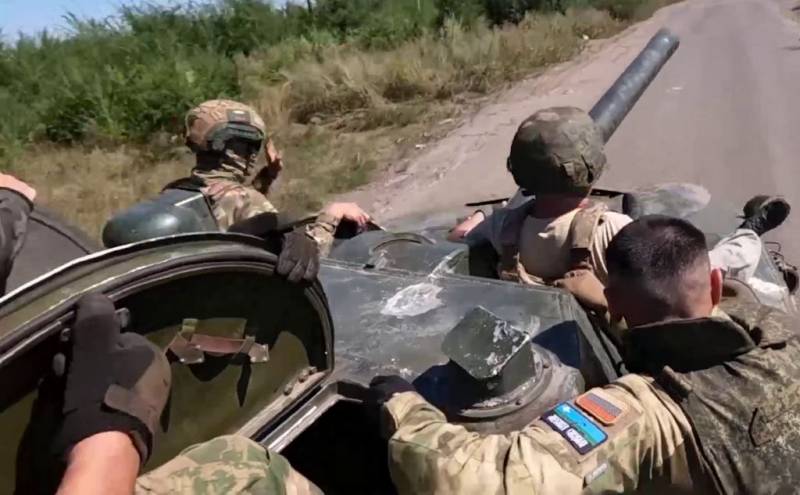 Los vehículos blindados de las Fuerzas Armadas rusas avanzaron para bloquear Avdeevka desde el oeste