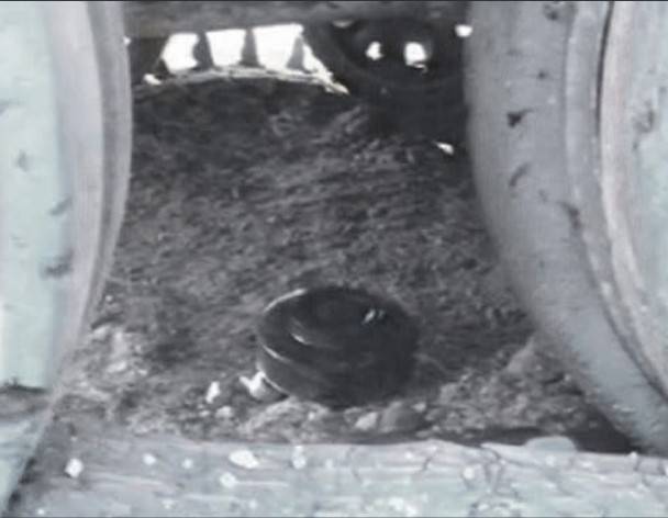Umieszczenie miny przeciwpancernej UKA-63 pod dnem zbiornika