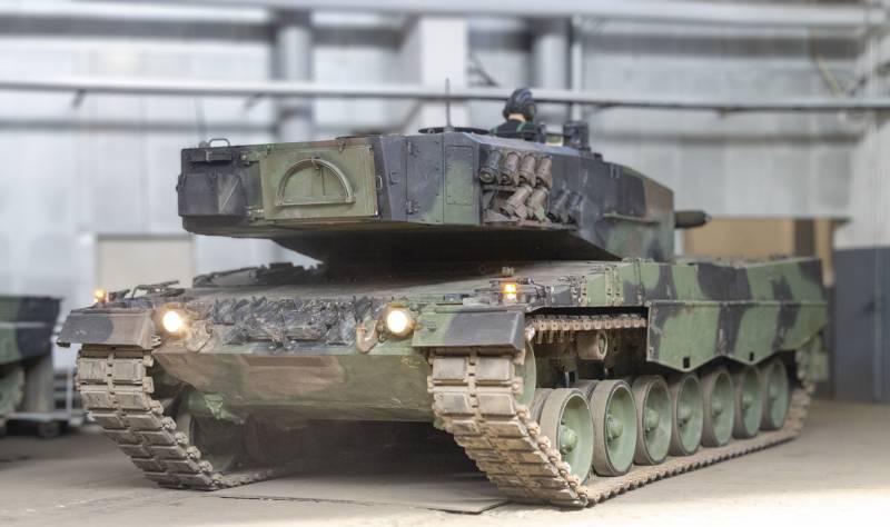 폴란드 국방 문제 PGZ는 최초의 수리된 Leopard 2A4 탱크를 우크라이나로 이전했다고 보고했습니다.