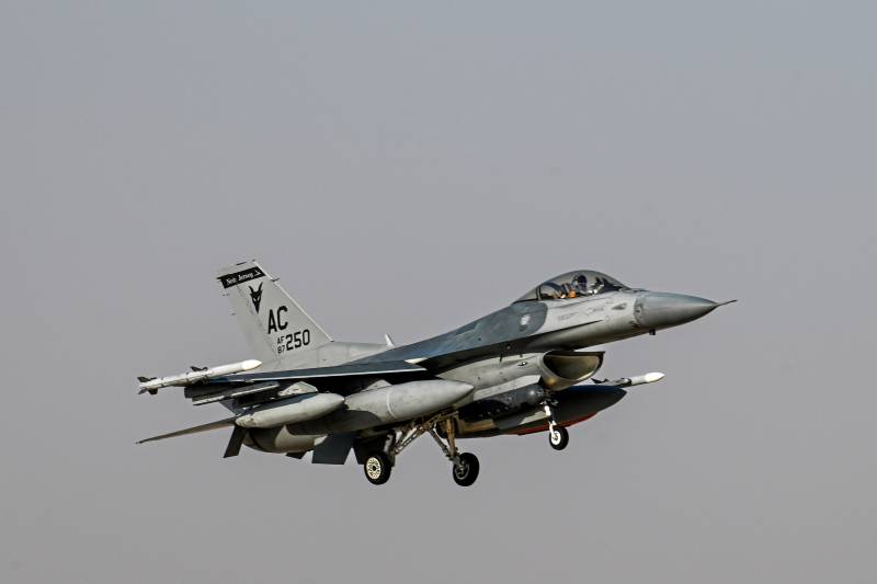 Un escuadrón de cazas F-16 de la Fuerza Aérea de EE. UU. ha sido desplegado en Medio Oriente para fortalecer las posiciones estadounidenses en la región.