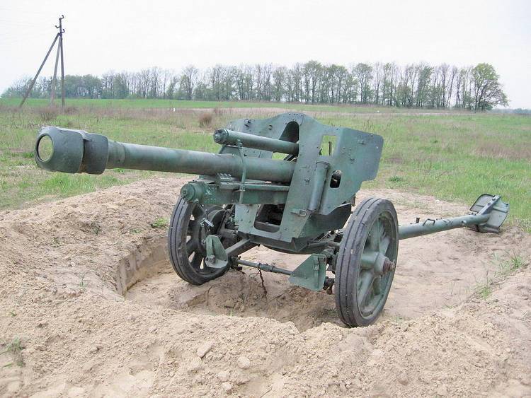 Post-war service and combat use of 105 mm howitzers manufactured in Nazi Germany