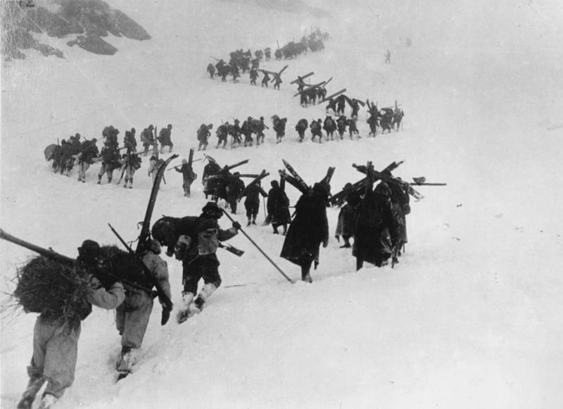 Italian soldiers on the difficult front in the Alps in 1916