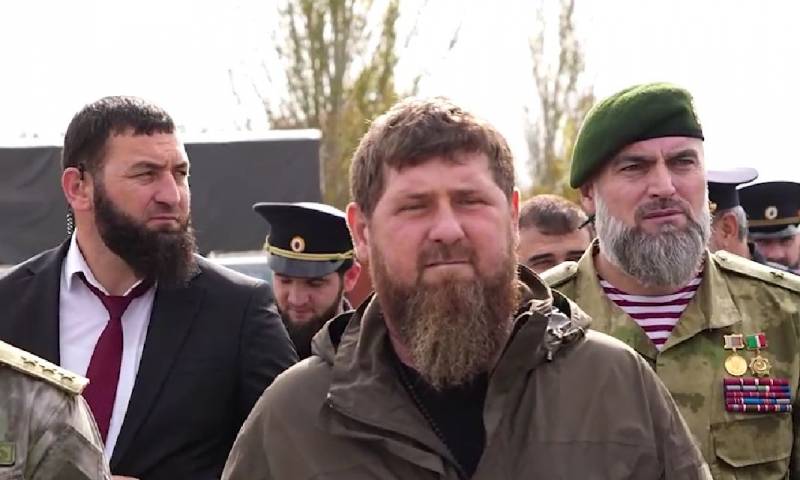 “Schiet na drie waarschuwingsschoten de vierde in het voorhoofd”: Kadyrov gaf advies aan wetshandhavers over het verspreiden van rellen