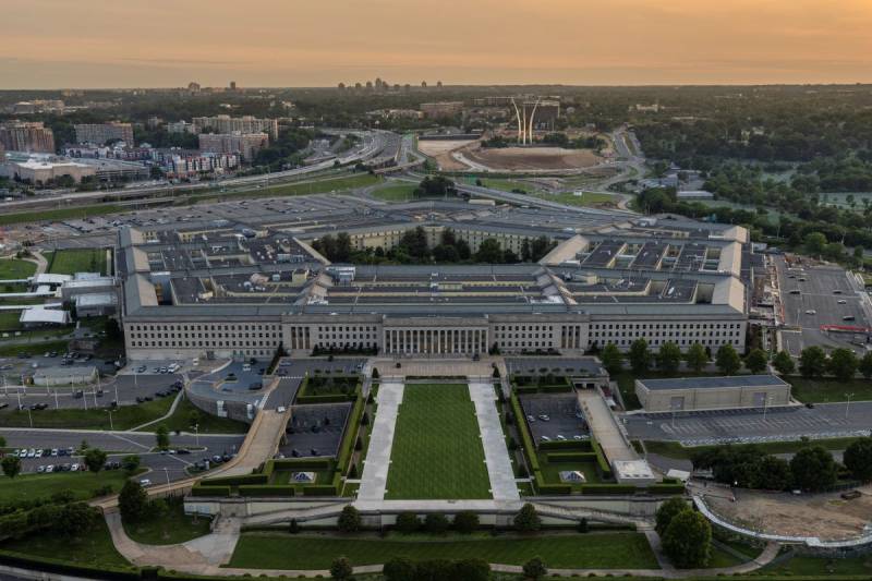 Bloomberg: hakerzy uzyskali dostęp do e-maili setek tysięcy pracowników Departamentu Obrony USA