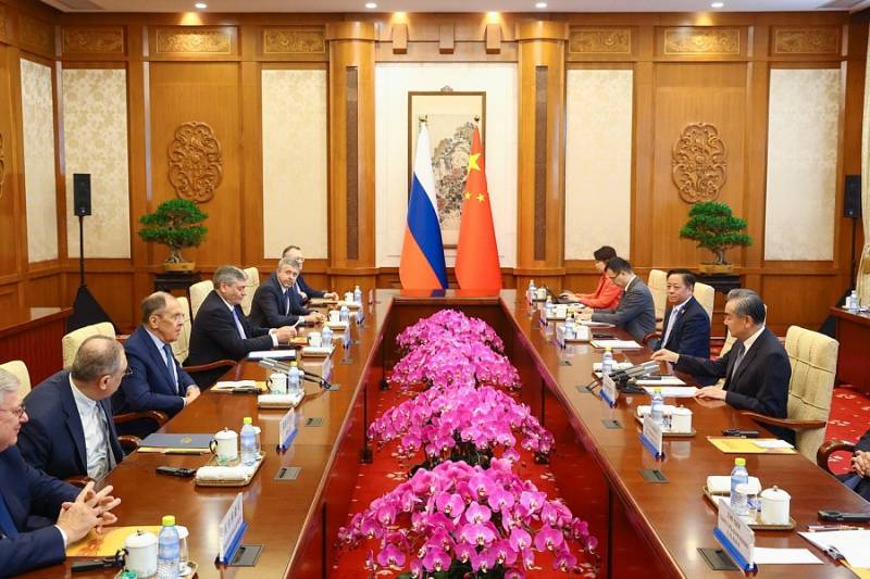 Lavrov besprak de situatie rond Oekraïne en het Midden-Oosten tijdens een ontmoeting met zijn Chinese tegenhanger