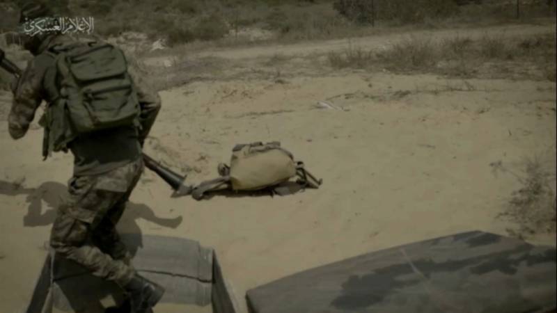 Ein Standbild aus einem Video, das zeigt, wie Hamas-Kämpfer trainieren, um aus einem Tunnel heraus einen Hinterhalt auf eine feindliche Panzereinheit zu organisieren