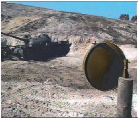 Instalação de mina MON-200 a trinta metros de tanque T-54