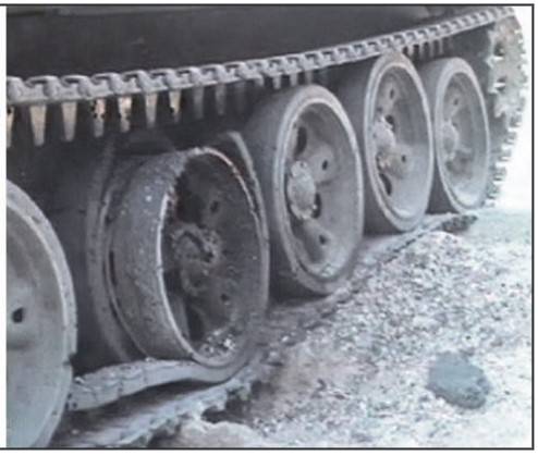 נזק לגלגל הכביש T-54 לאחר פיצוץ מוקש MON-200
