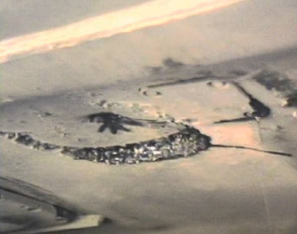 Buraco e deformação do fundo deixado por uma mina UKA-63 após a detonação sob o motor e compartimento de transmissão