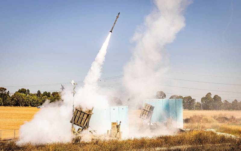 Karya sistem pertahanan rudal Iron Dome Israel nglawan roket sing diluncurake saka Jalur Gaza kejiret ing kamera