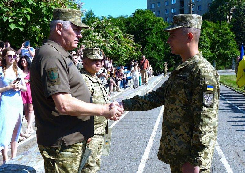 L'ex primo ministro ucraino Azarov: le perdite nella controffensiva estiva hanno portato alla carenza di ufficiali esperti nelle forze armate ucraine