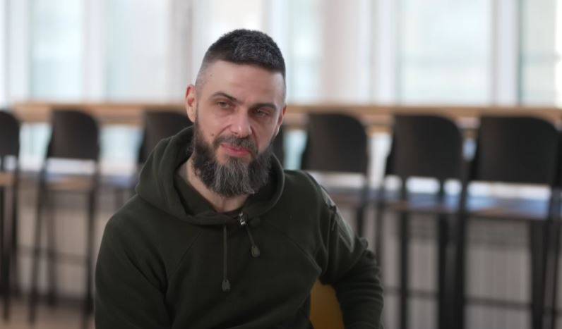 Egy nacionalista zászlóaljban harcoló írót nevezték ki Ukrajna információpolitikáért felelős védelmi miniszterhelyettesévé