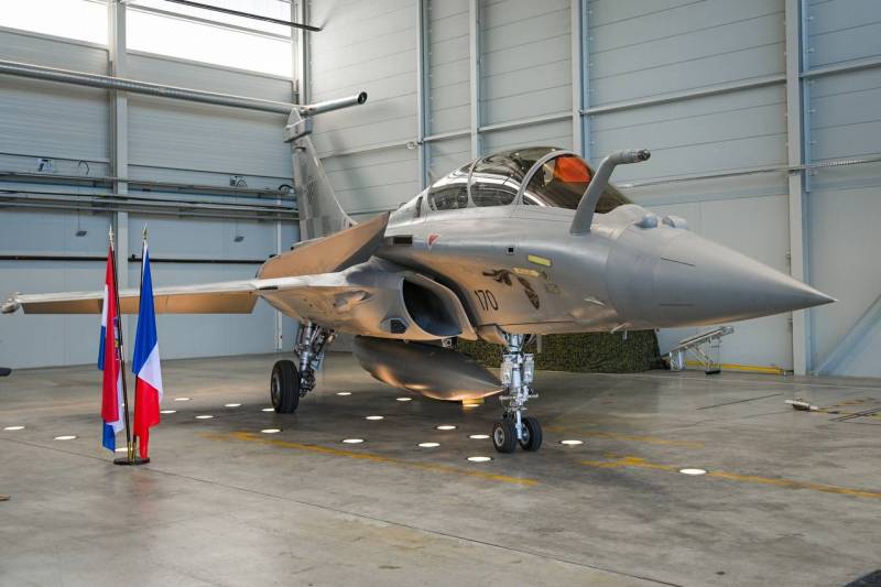 क्रोएशिया को फ्रांसीसी वायु सेना से पहला राफेल बी लड़ाकू विमान प्राप्त हुआ