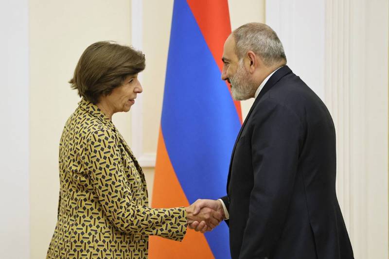Fransa Dışişleri Bakanı, Paris'in Erivan'la askeri teçhizat tedariği konusunda bir anlaşma imzalamaya hazır olduğunu duyurdu