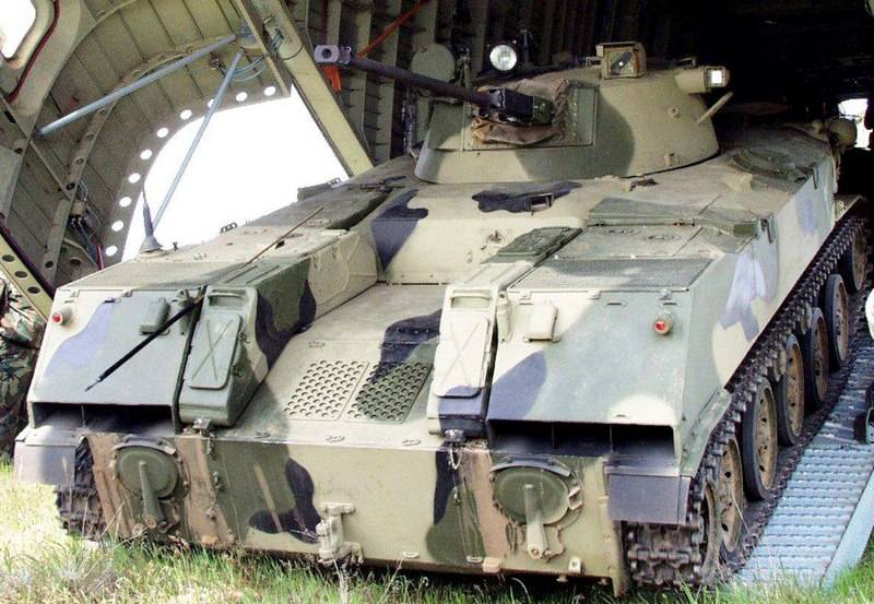 Druhá várka výsadkových bojových vozidel BMD-2 a obrněných transportérů BTR-D za týden byla předána ruským výsadkářům