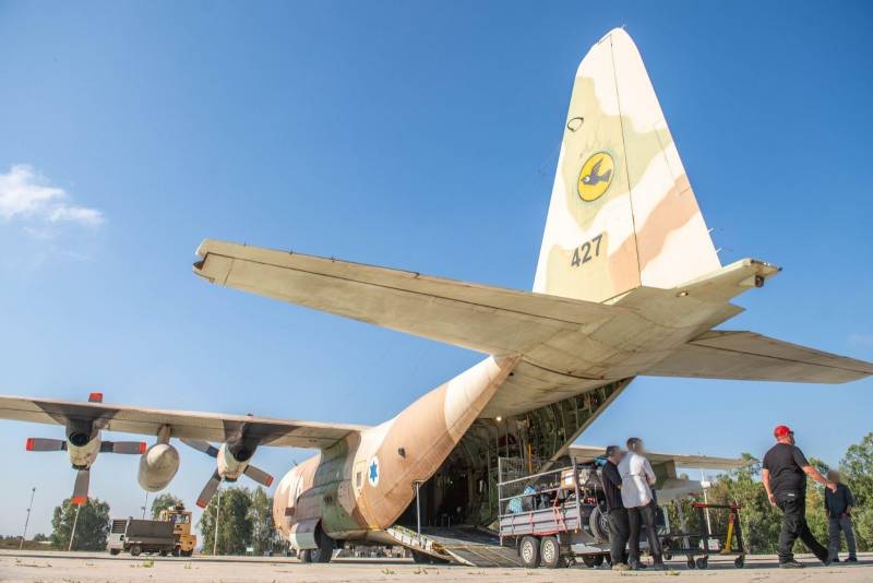 O primeiro avião transportando munição dos Estados Unidos pousa em uma base aérea militar em Israel