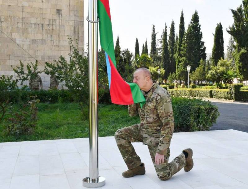 Ilham Aliyev mengibarkan bendera Azerbaijan di bekas ibu kota Nagorno-Karabakh Stepanakert