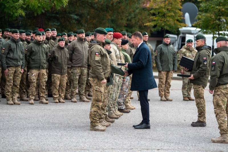 पोलिश पूर्व रक्षा मंत्री: पोलैंड के पास 300 की सेना बनाने की जनसांख्यिकीय क्षमता नहीं है