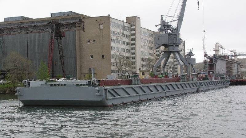 Sawijining berth ngambang sing bisa ndhukung rong kapal selam nuklir bebarengan diluncurake ing galangan kapal Vostochnaya Verf.
