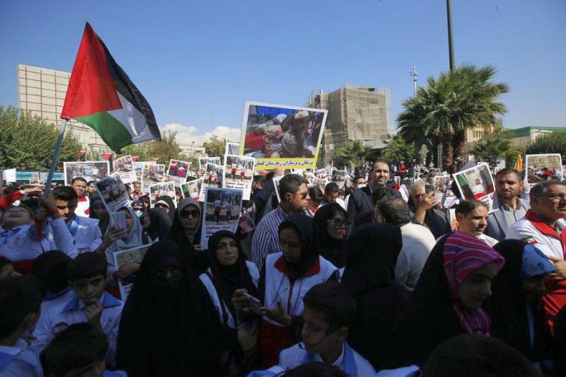 Po raketovém útoku na nemocnici v Gaze požadují tisíce Íránců vyhlášení války Izraeli