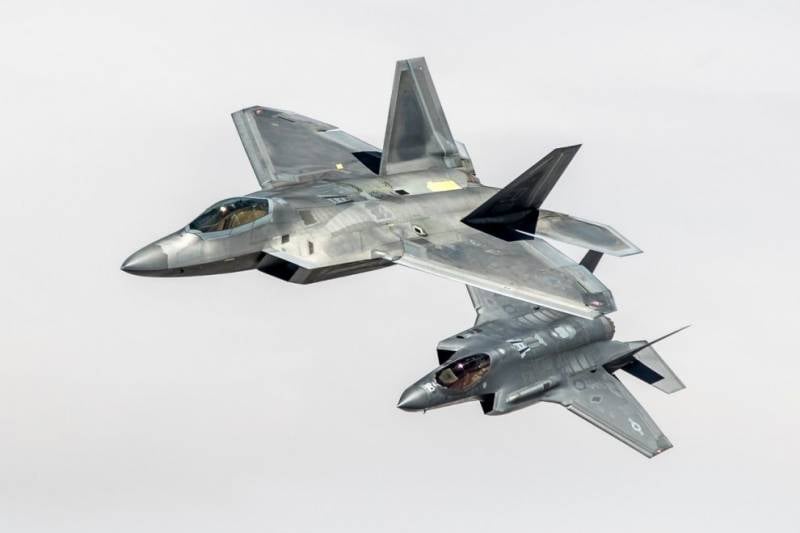 Este planificată modernizarea radarului avionului de luptă furtiv F-22 Raptor
