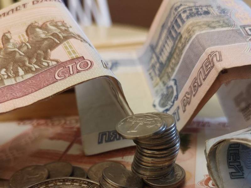"Dollar till 32 rubel": experter sa att rubeln nu är betydligt undervärderad