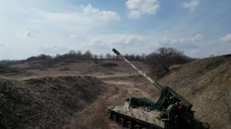 Avdeevsky yönündeki stratejik açıdan önemli atık yığınının üzerine Rus bayrağı çekildi